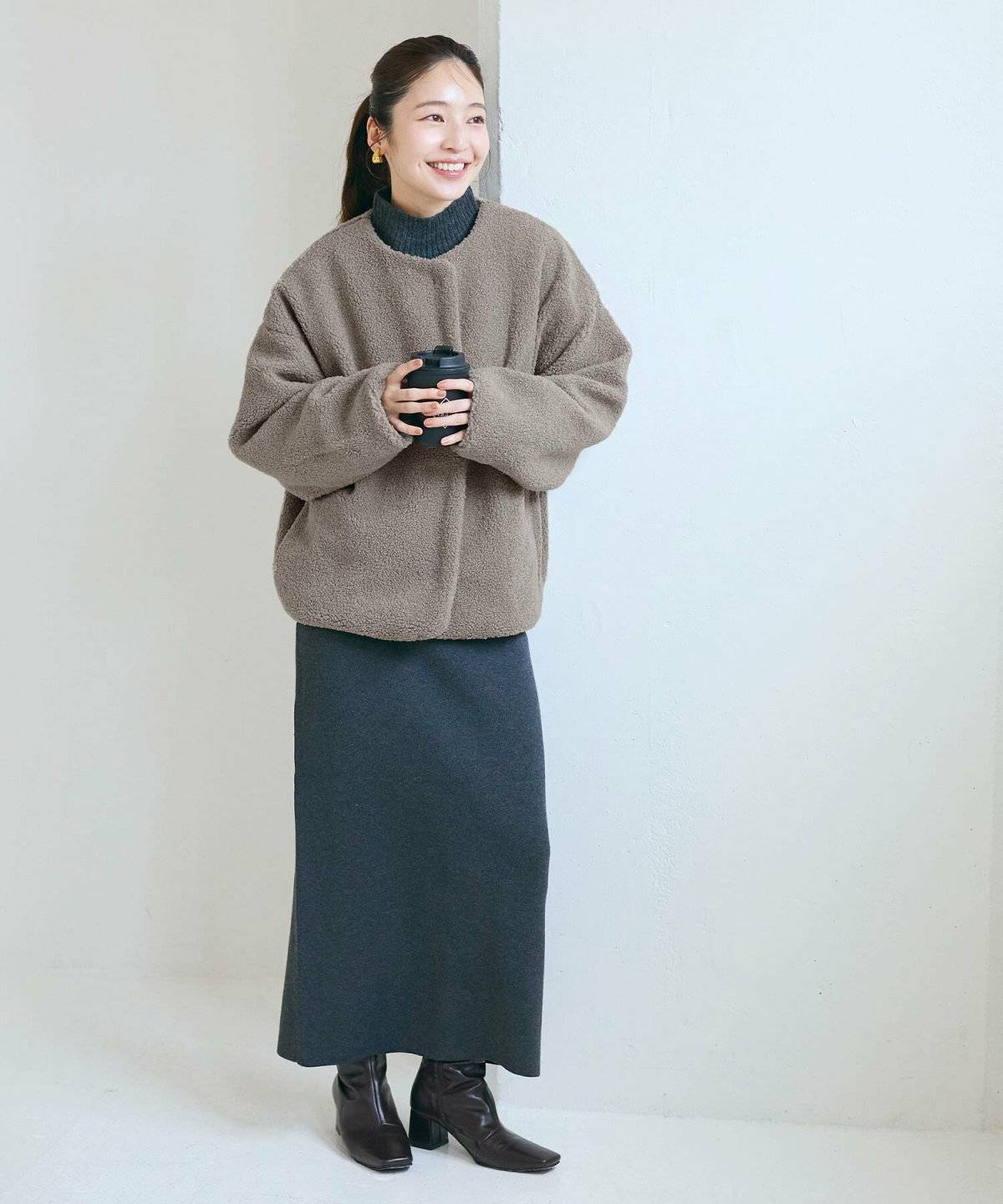 スカートコーデの女性