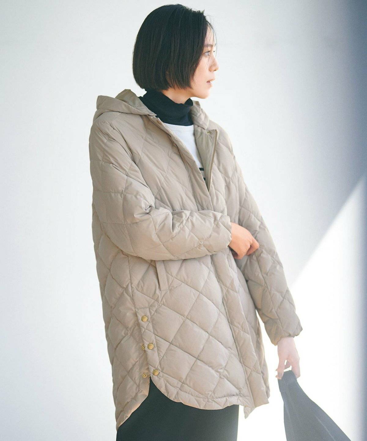 パンツコーデの女性