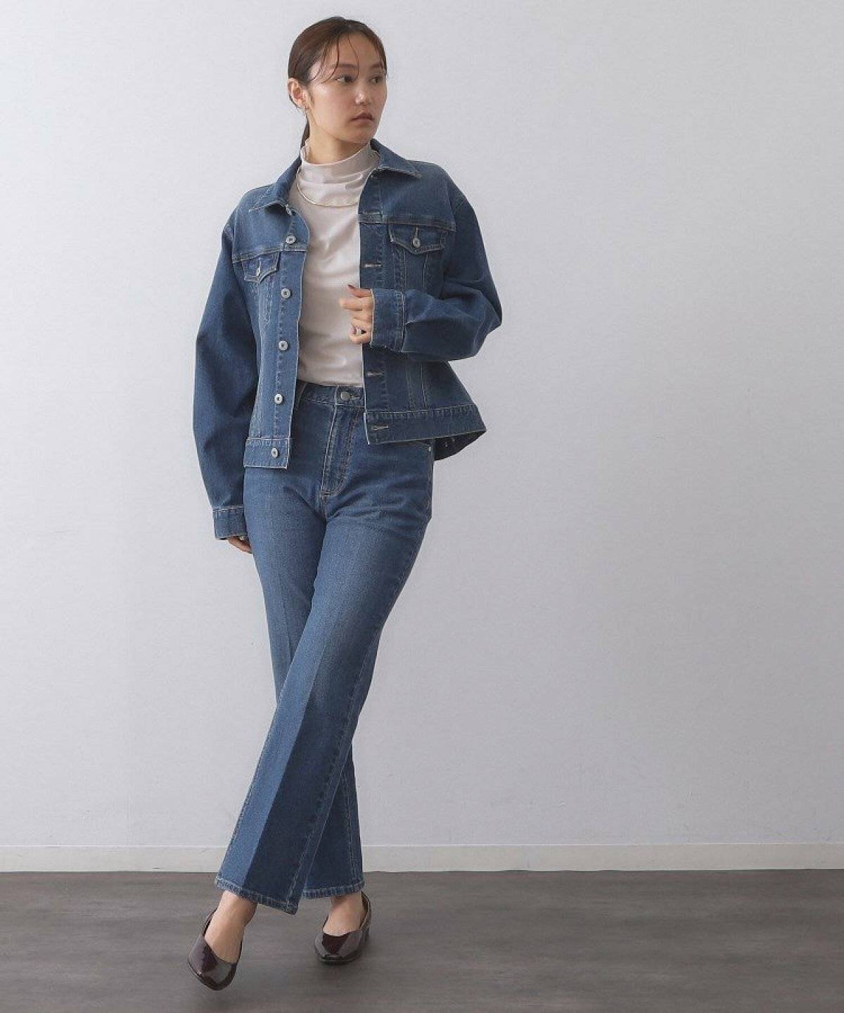 パンツコーデの女性