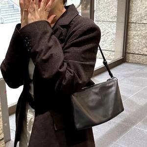 黒レザーで即モードに。大人スタイルを格上げする「スクエアショルダーバッグ」