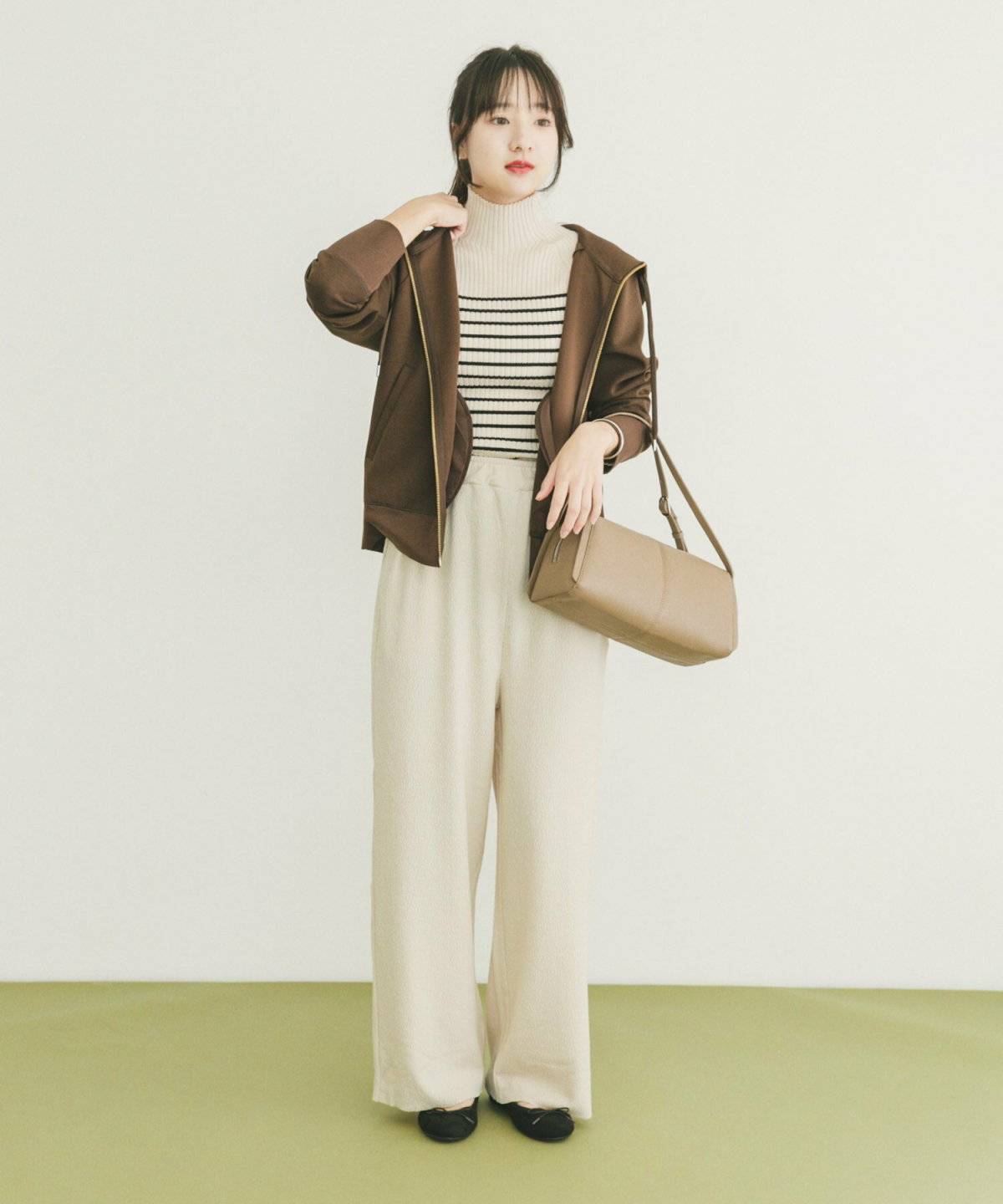 パンツコーデの女性