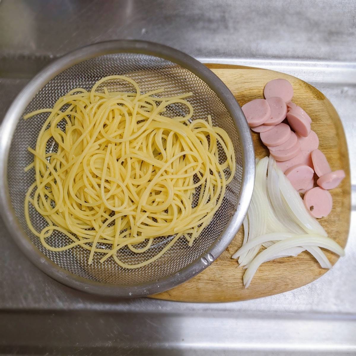 ニッスイ公式の「おさかなのソーセージのナポリタン」のレシピ