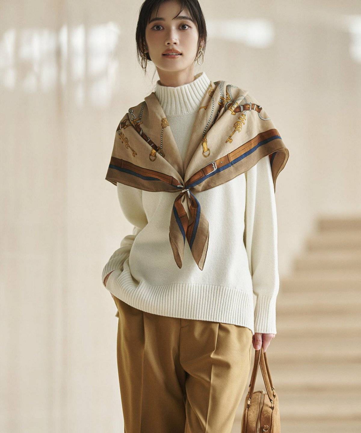 パンツコーデの女性