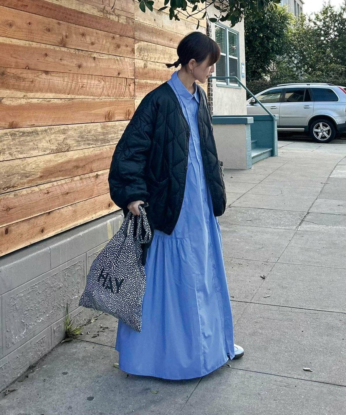 ワンピースコーデの女性