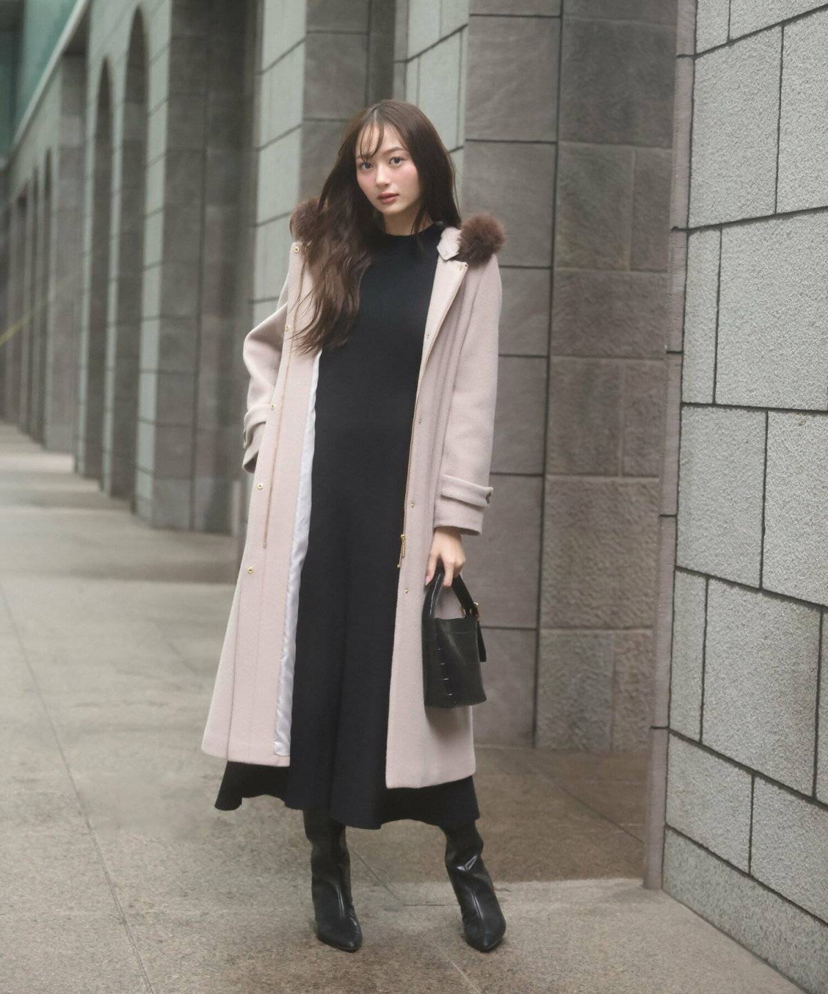 ワンピースコーデの女性