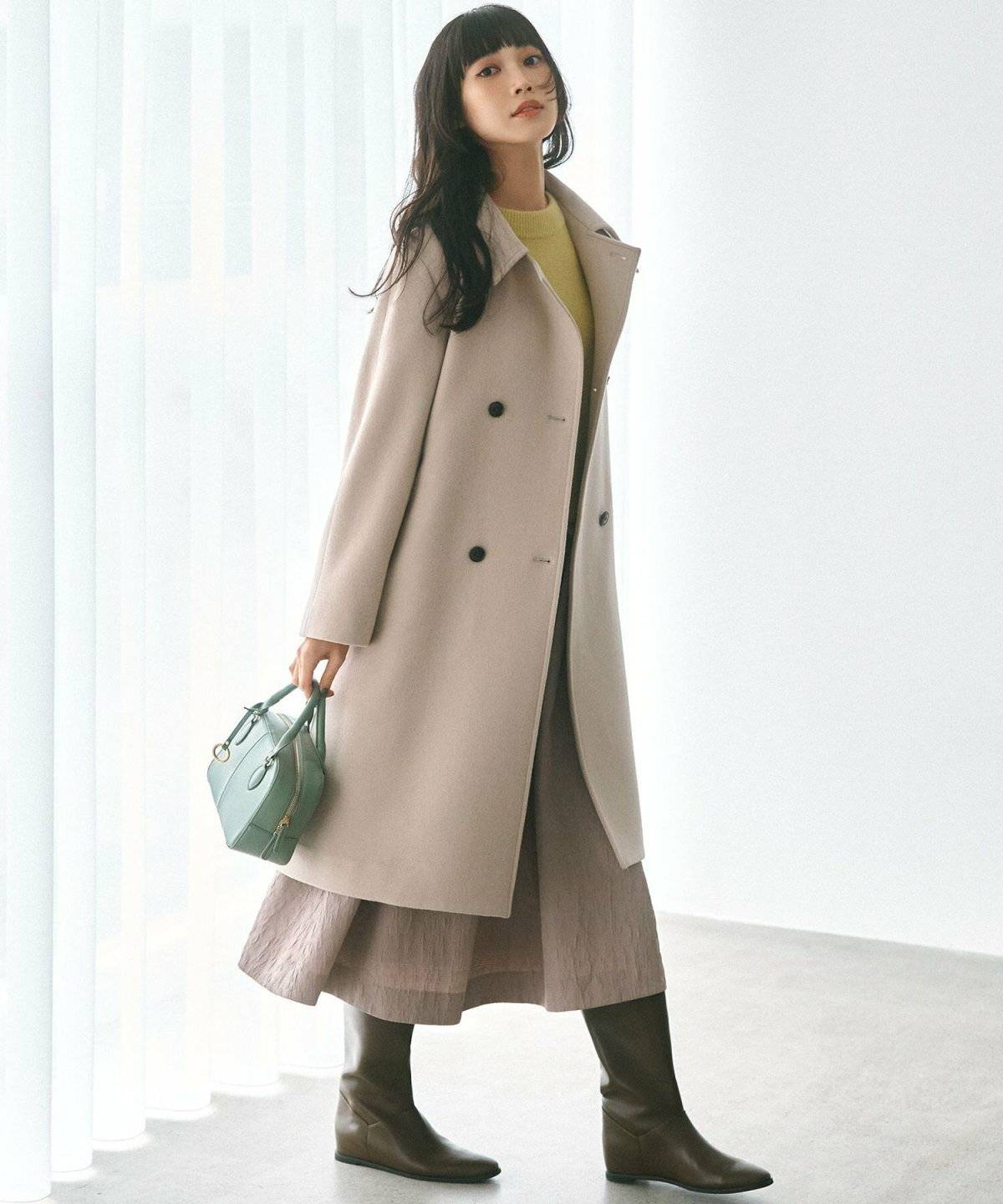 春コーデの女性