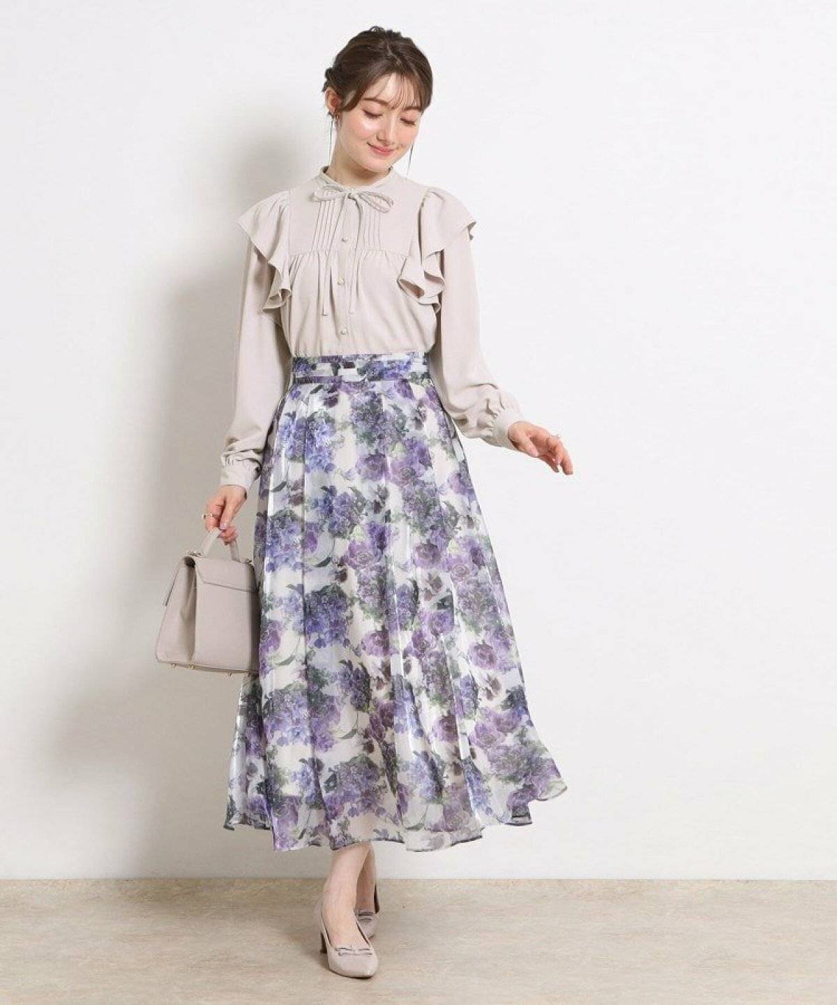 スカートコーデの女性