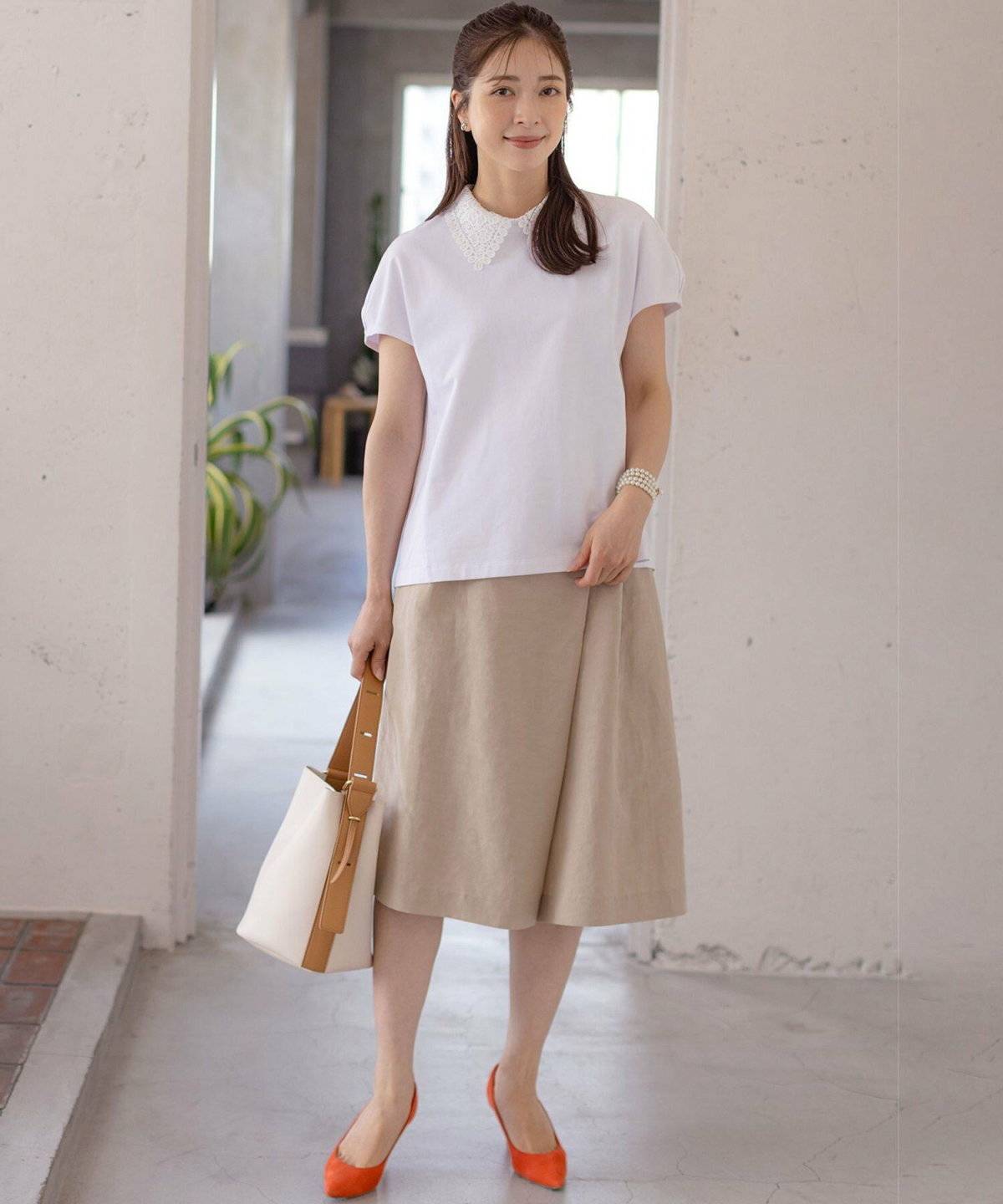 スカートコーデの女性