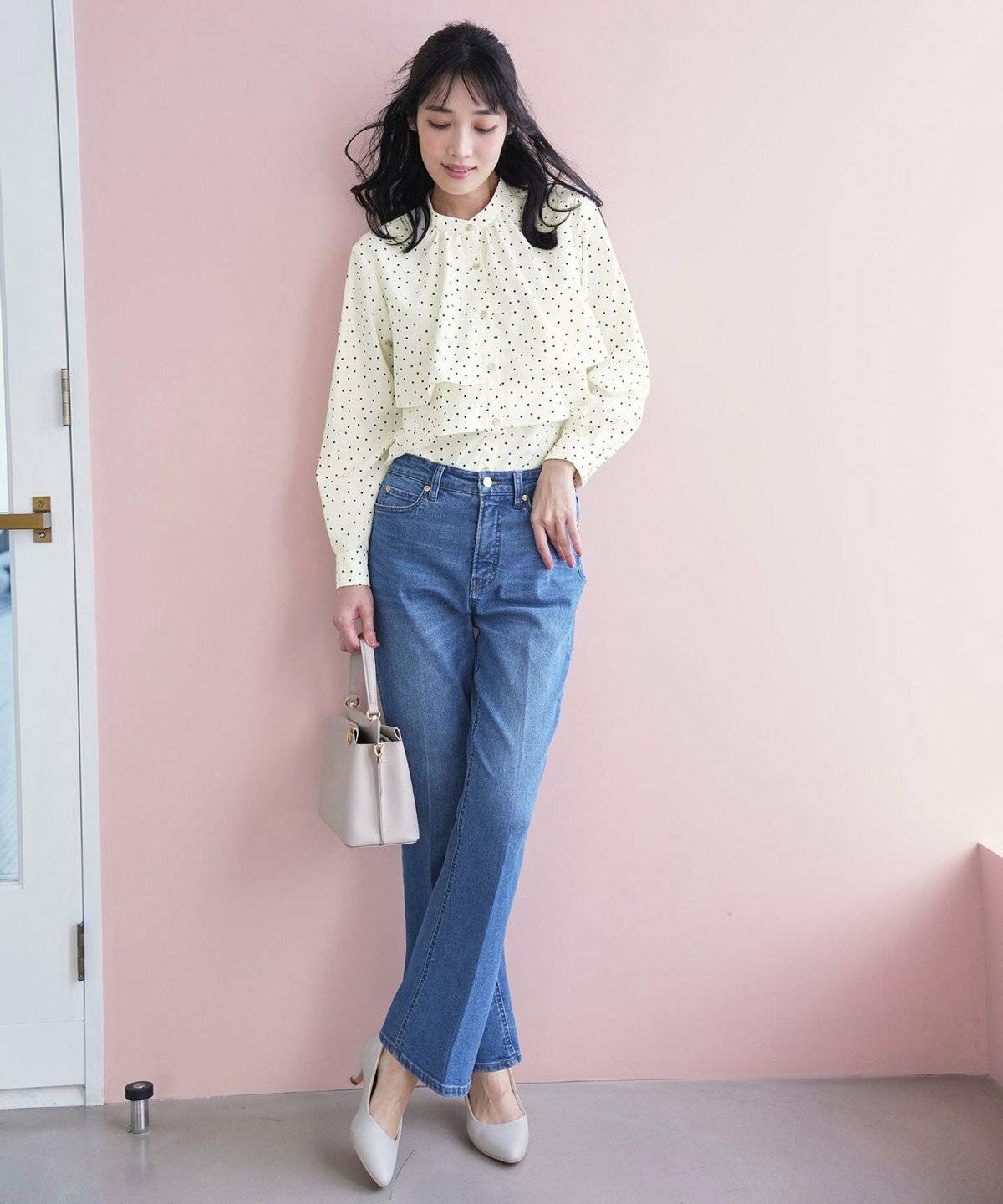 パンツコーデの女性