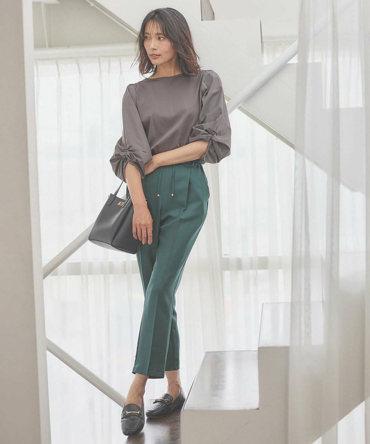 パンツコーデの女性