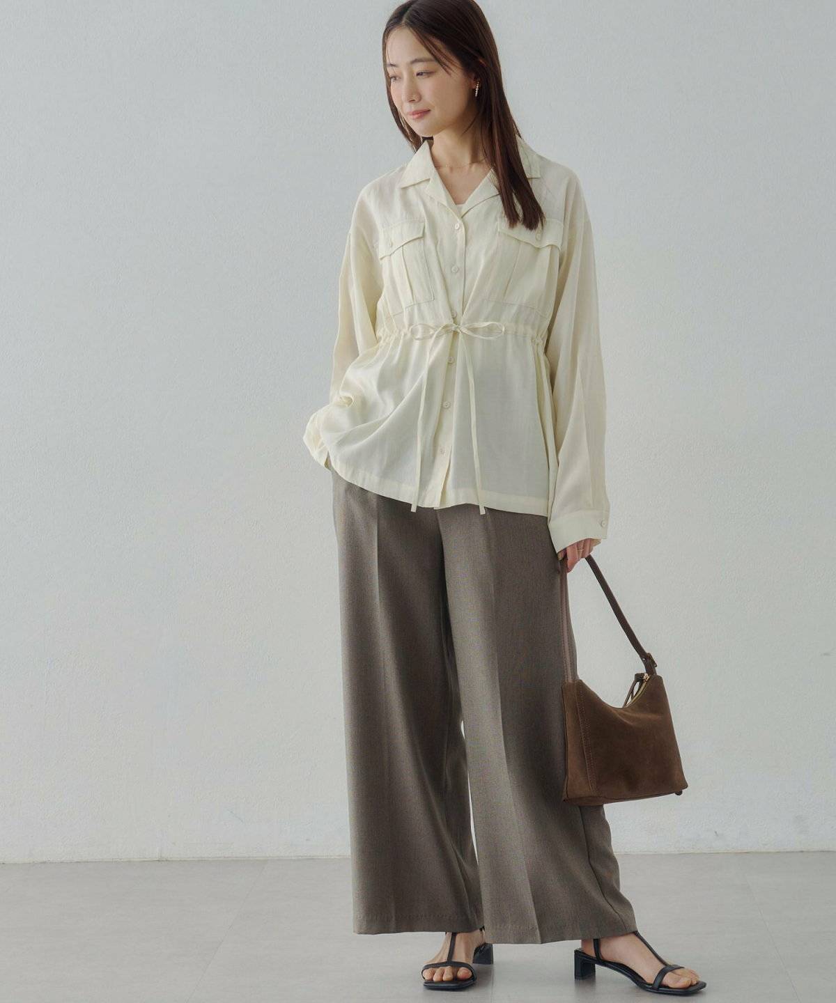 パンツコーデの女性