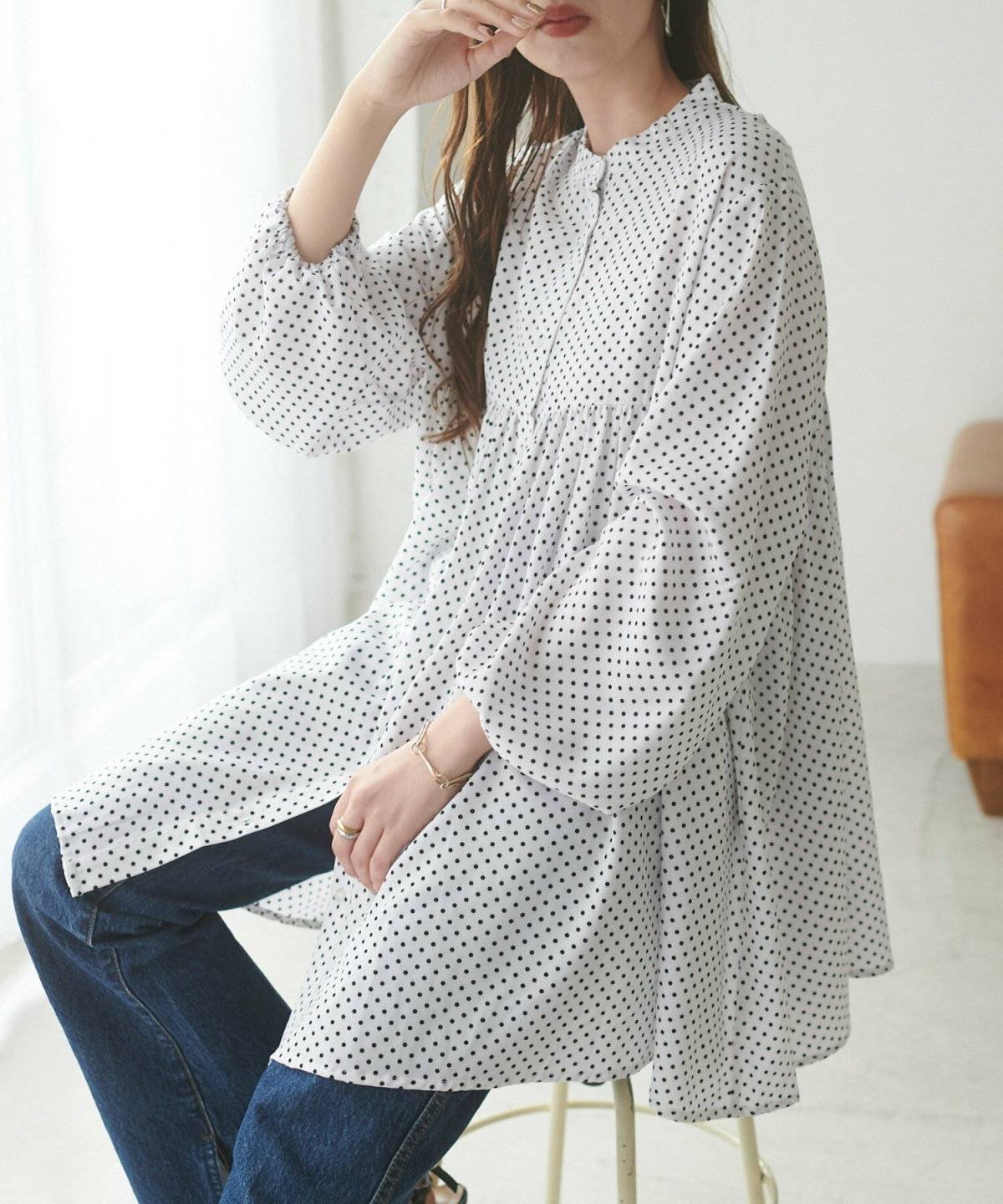 パンツコーデの女性