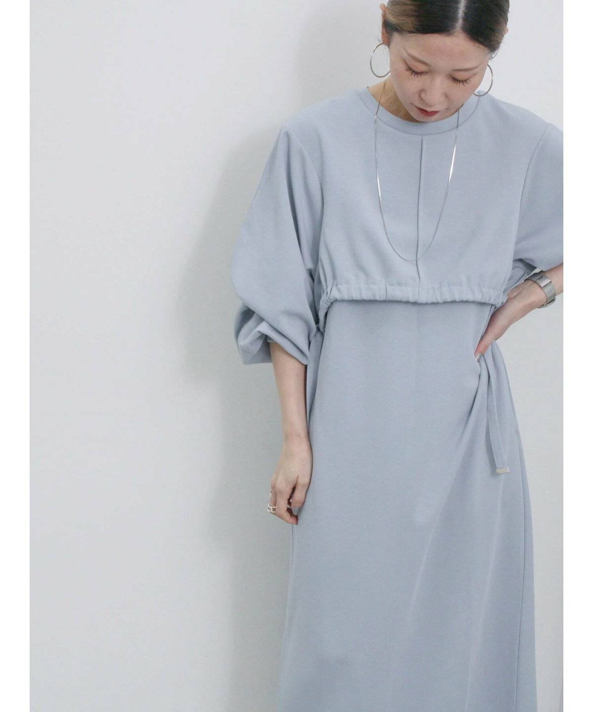 ワンピースコーデの女性