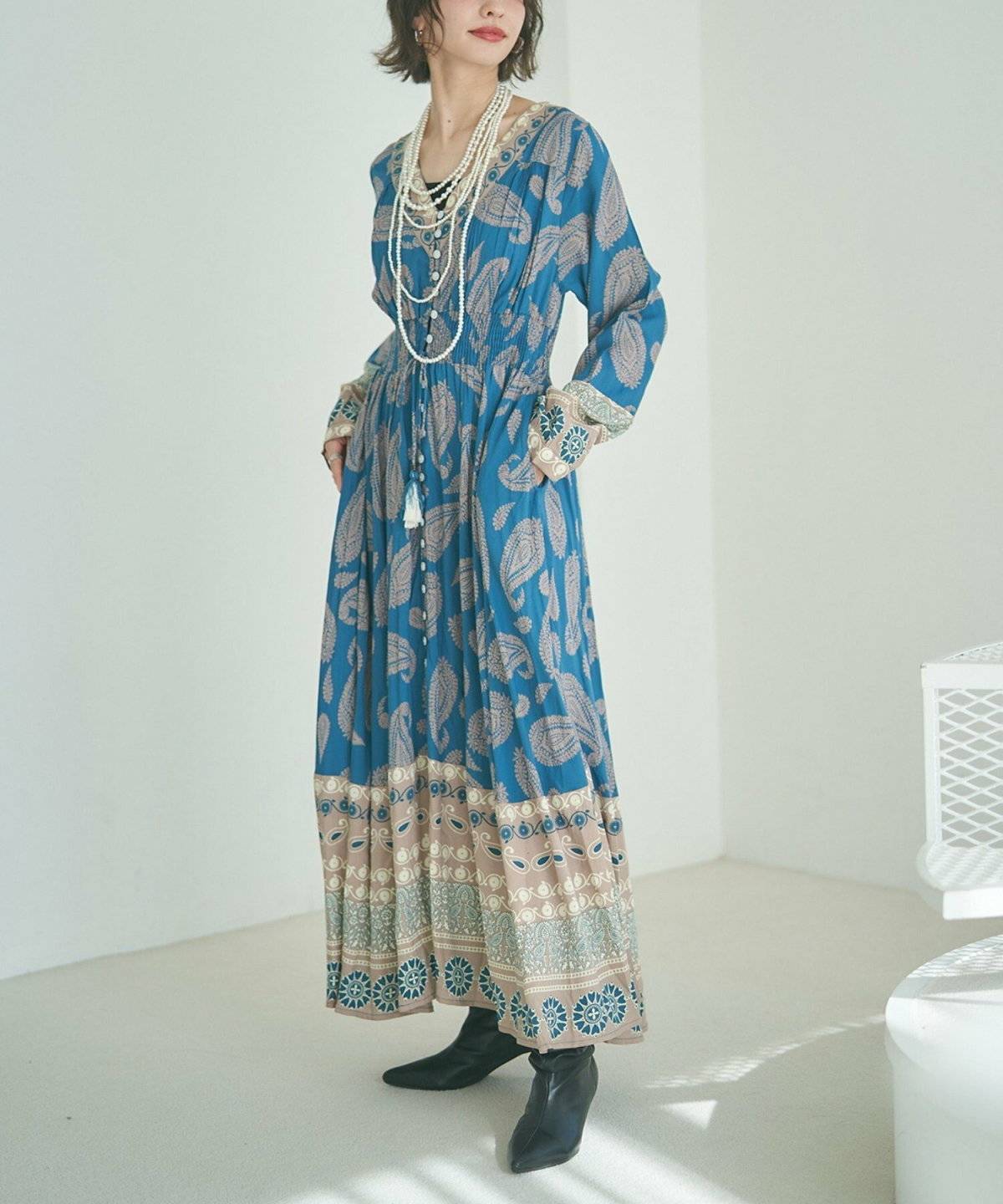 ワンピースコーデの女性