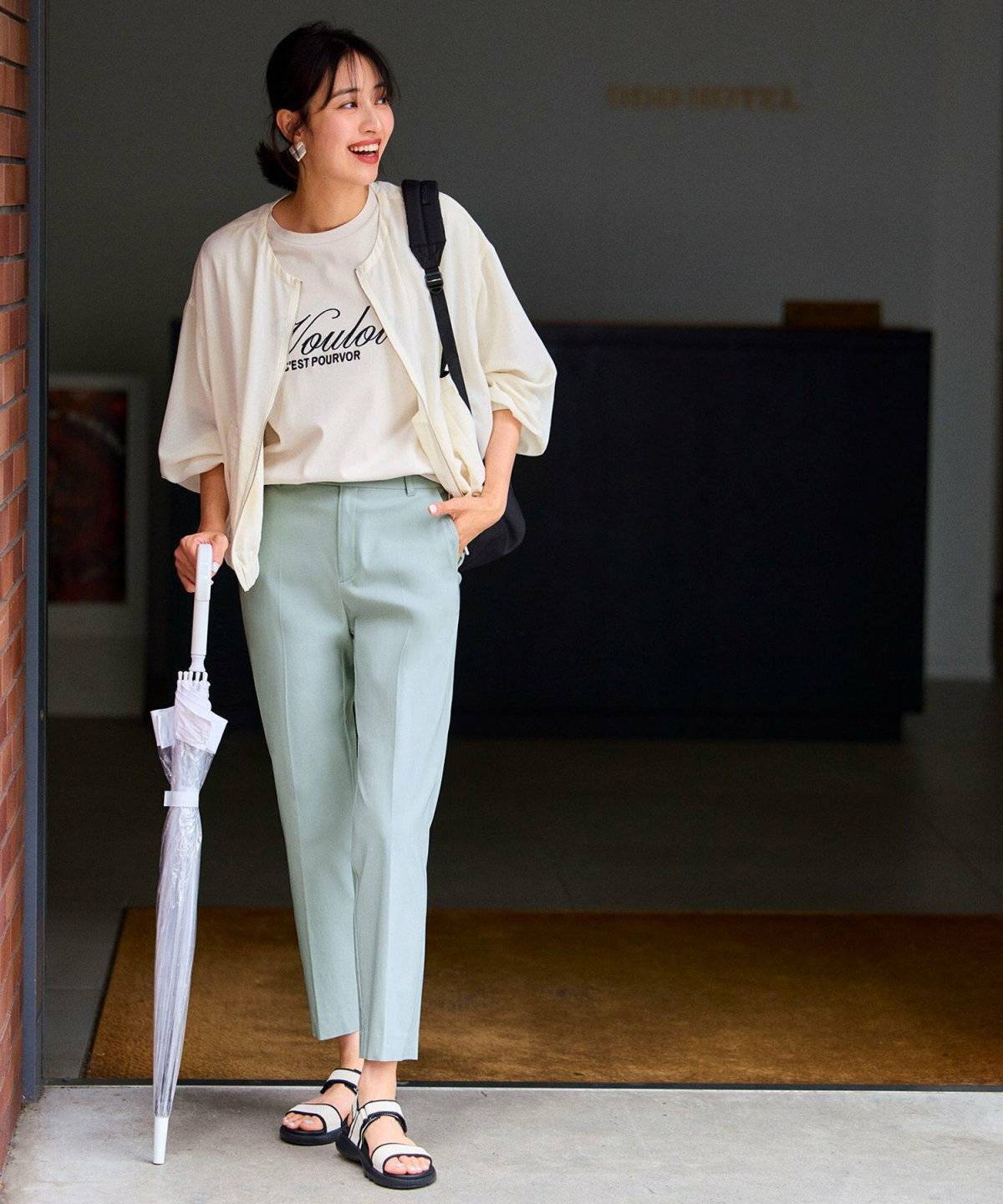 パンツコーデの女性