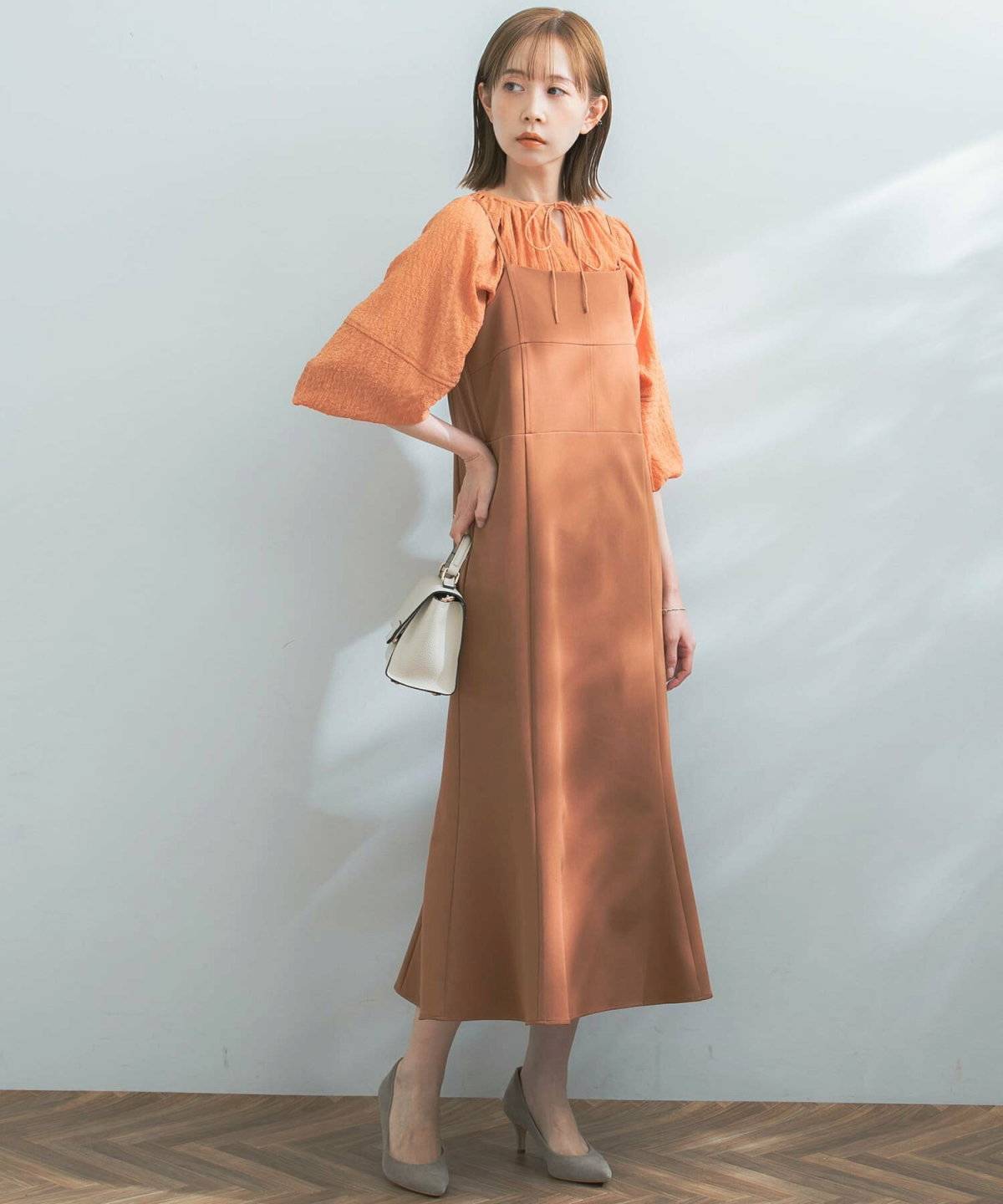 オレンジのキャミワンピースコーデ