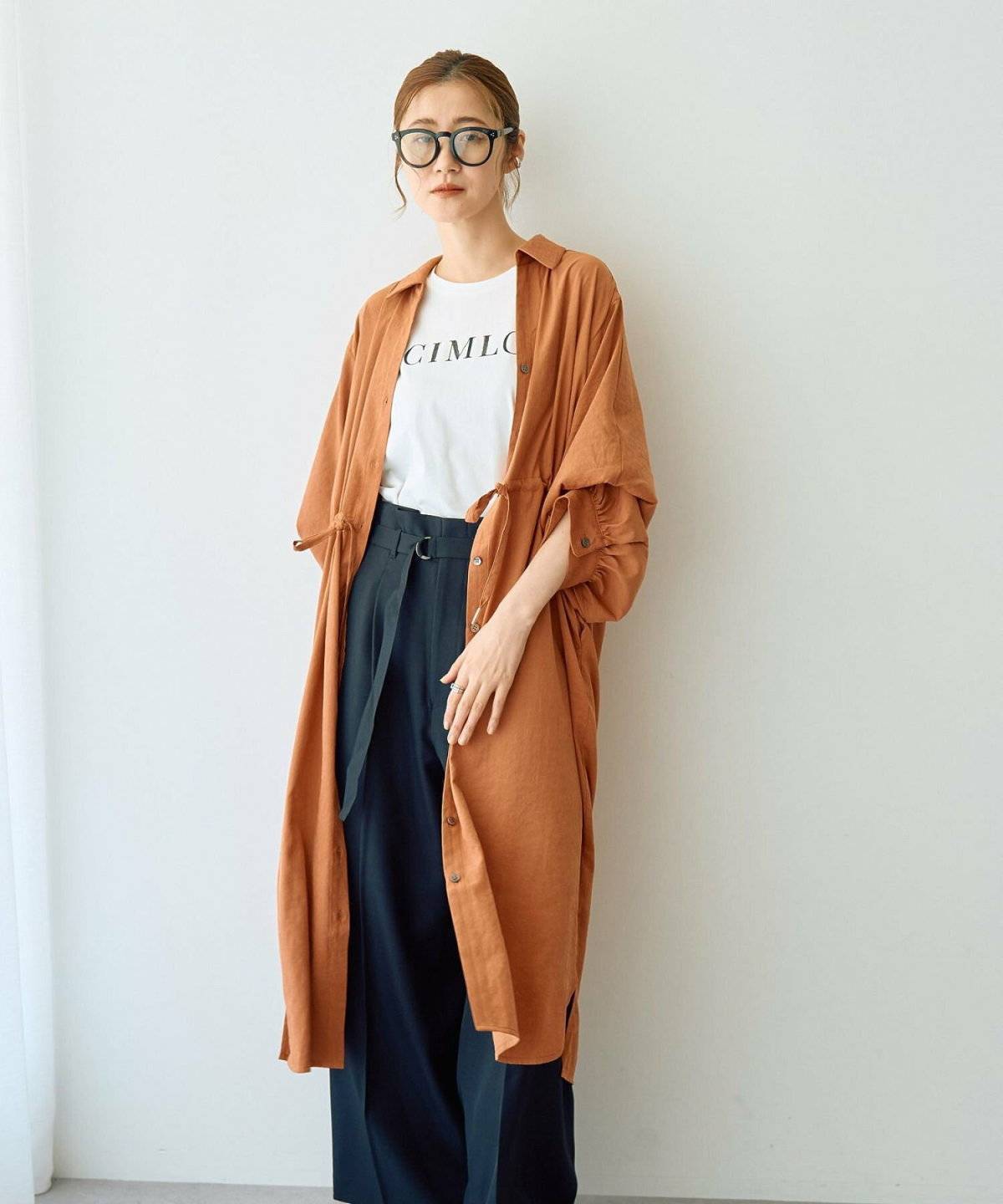 オレンジのノーカラーワンピースコーデ