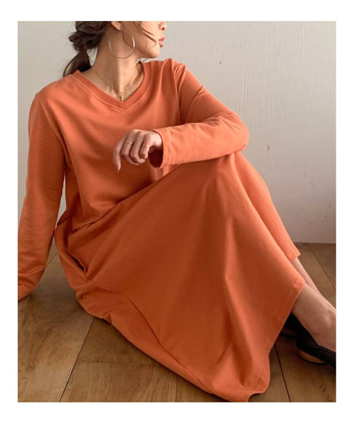 オレンジのカットワンピースコーデ