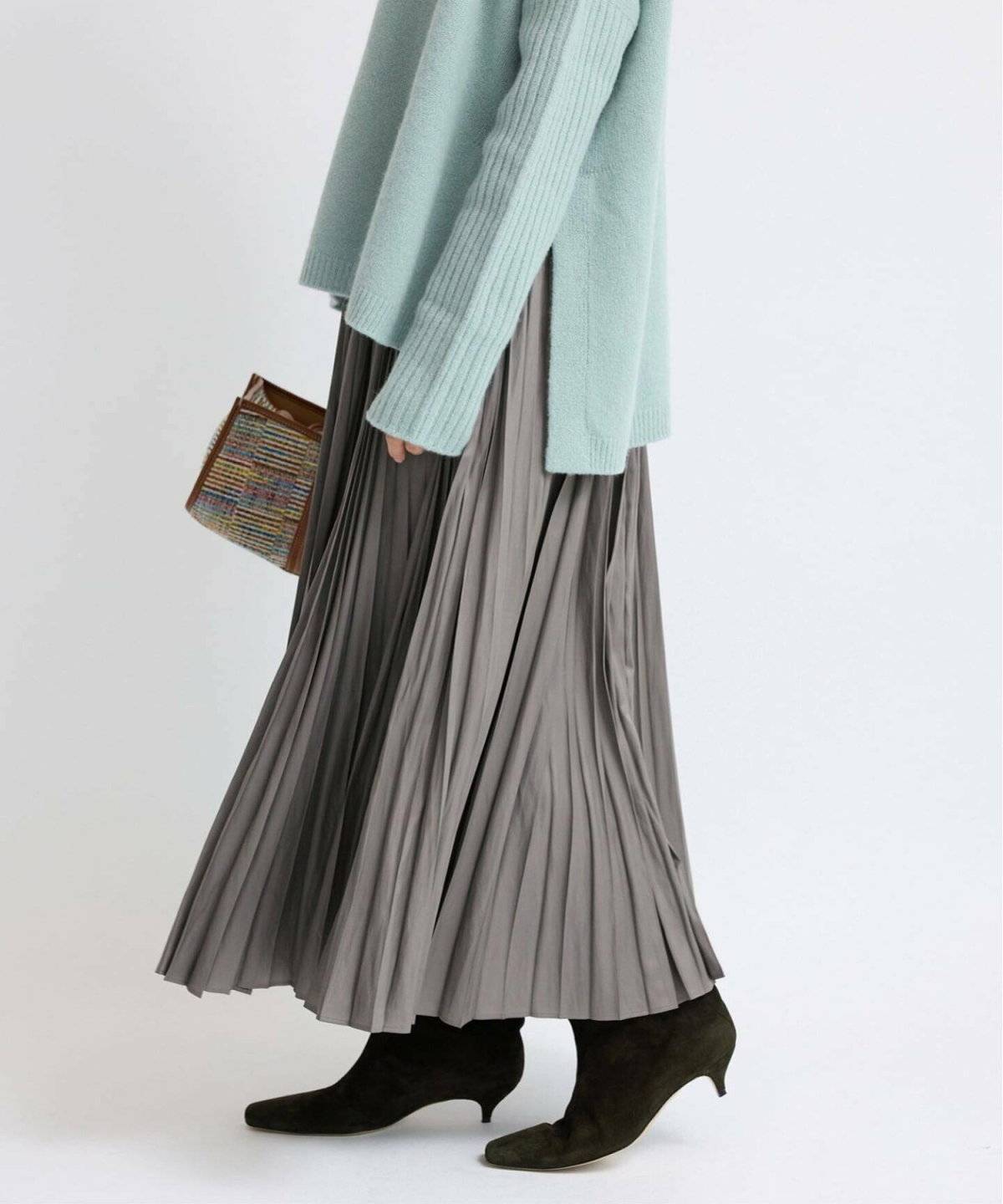 スカートコーデの女性