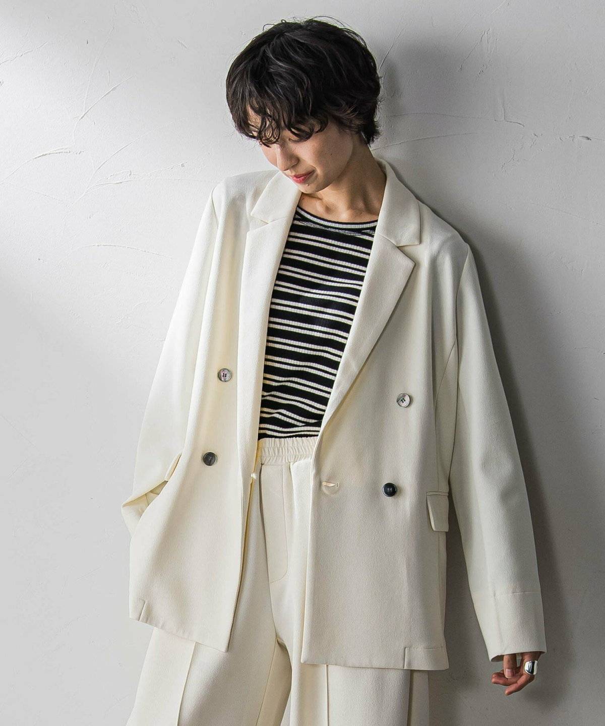 パンツコーデの女性