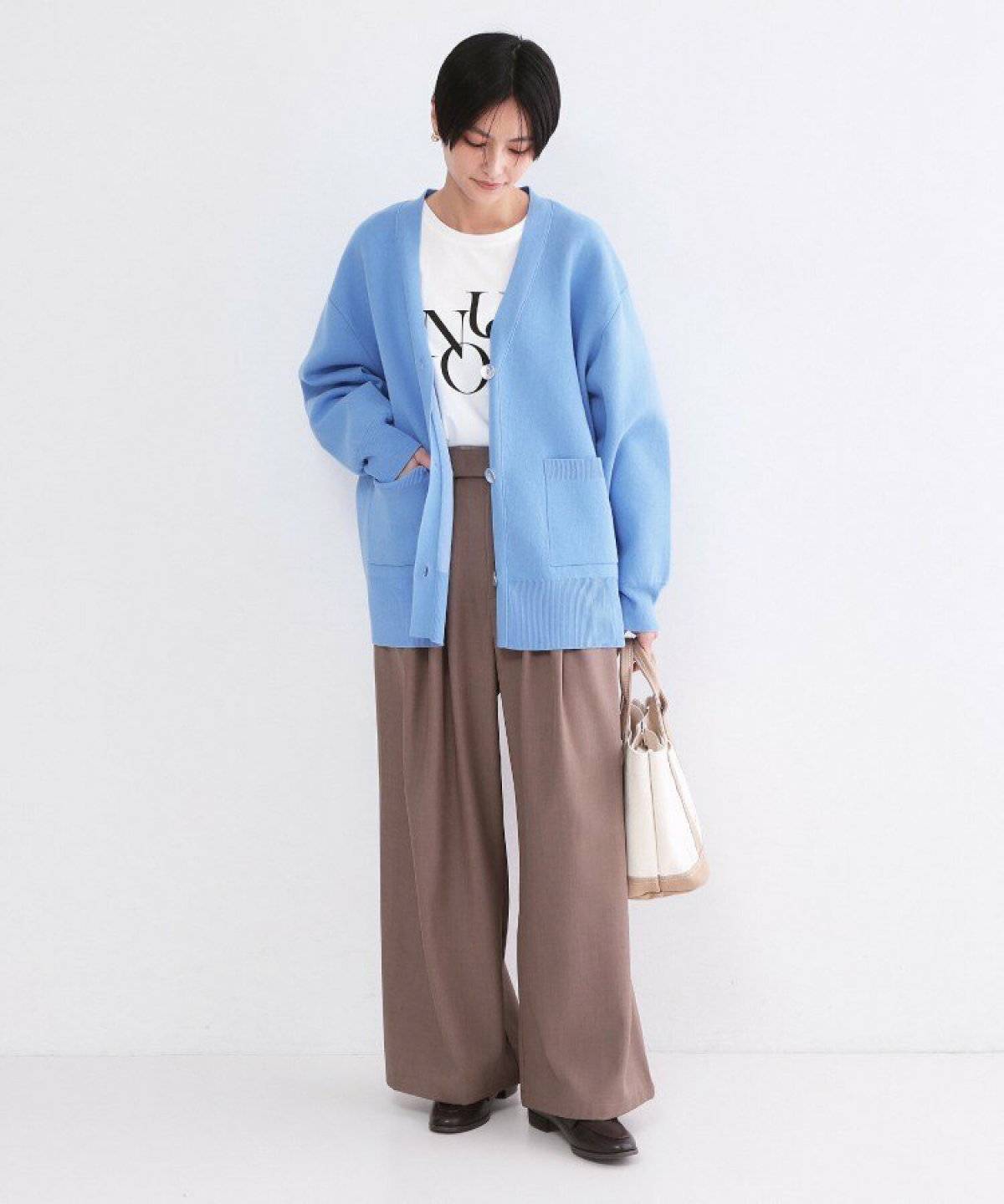 パンツコーデの女性