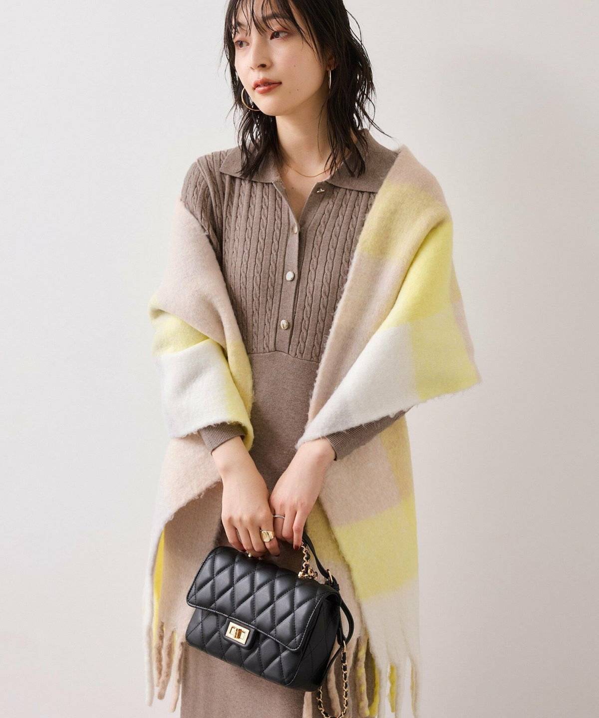 ワンピースコーデの女性