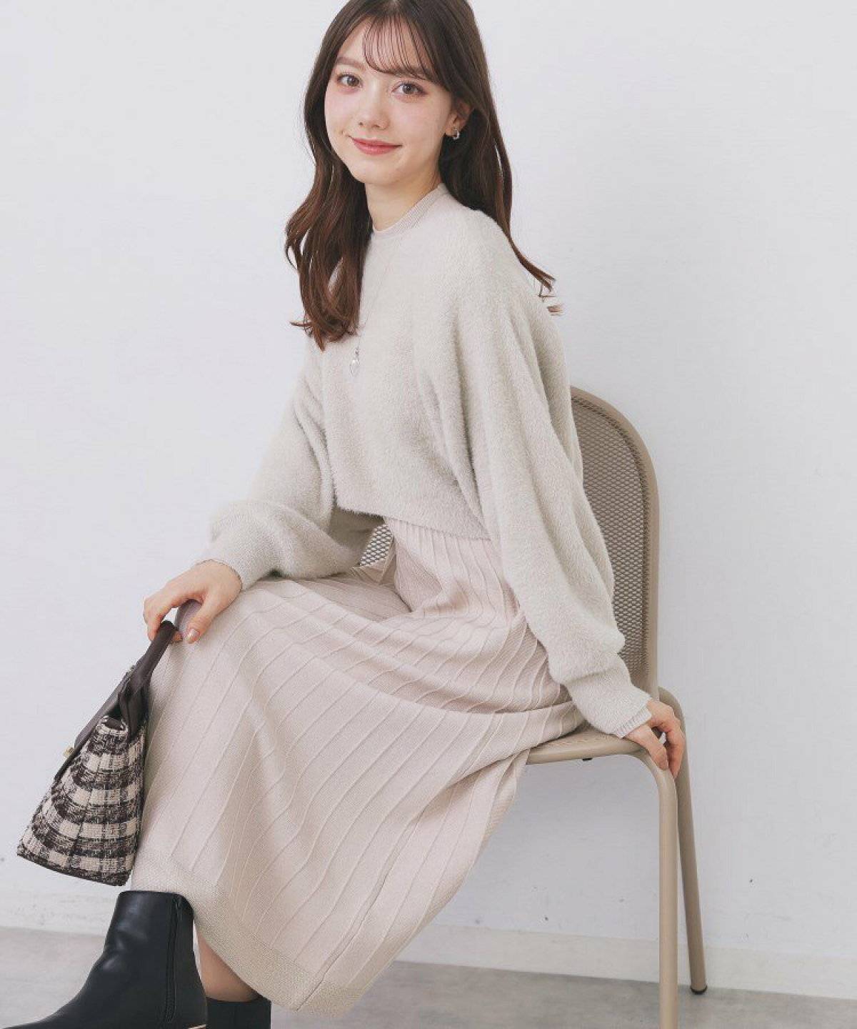 ワンピースコーデの女性