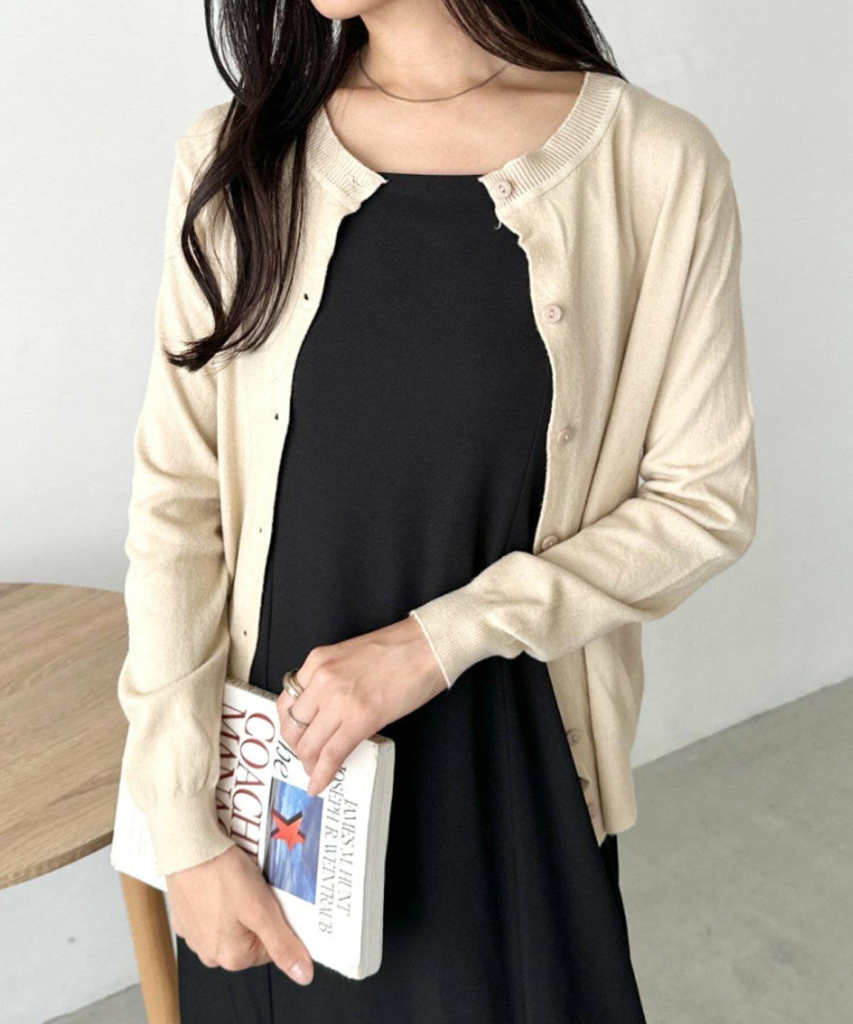 ワンピースコーデの女性