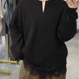 首元で“抜け感×モード”を演出。大人っぽく洒落る「ラジエム ハーフジップニット」