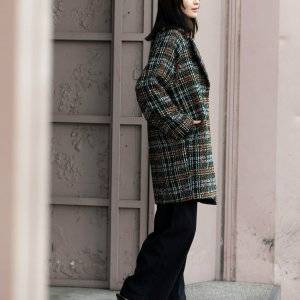  パンツコーデの女性 