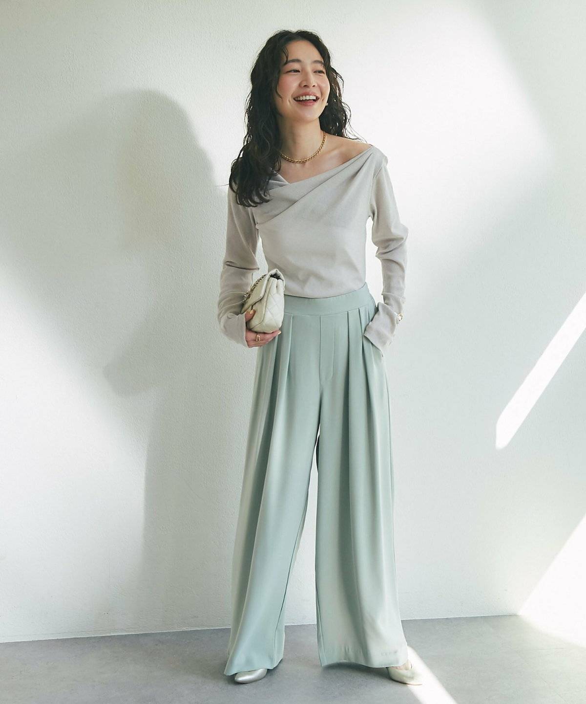 春コーデの女性