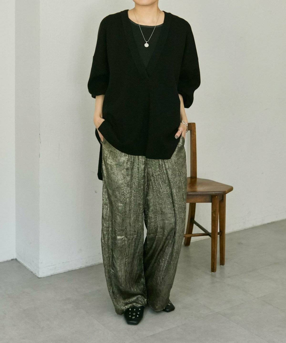 パンツコーデの女性