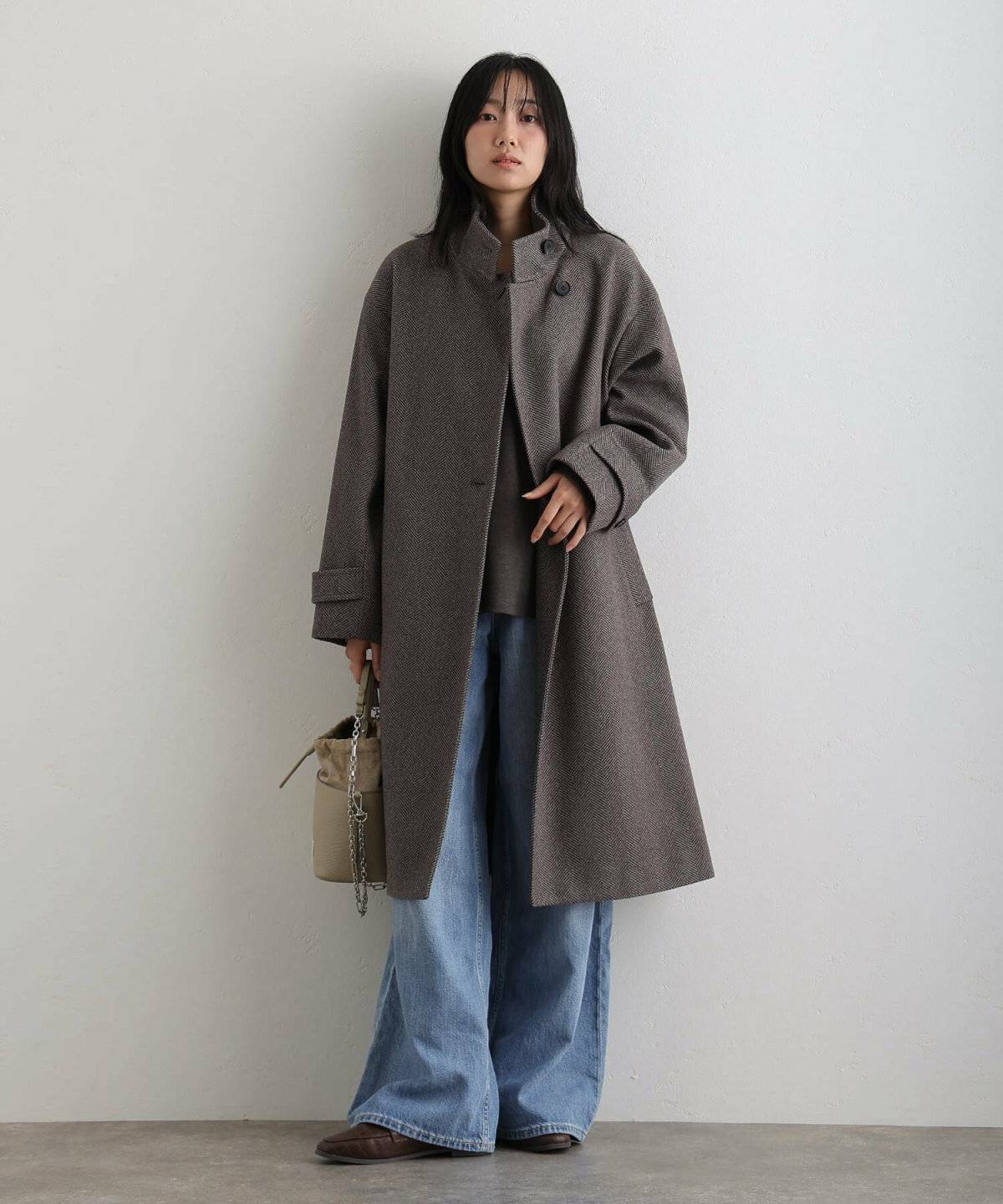 パンツコーデの女性