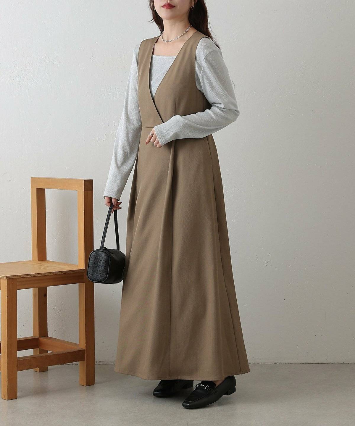 ワンピースコーデの女性