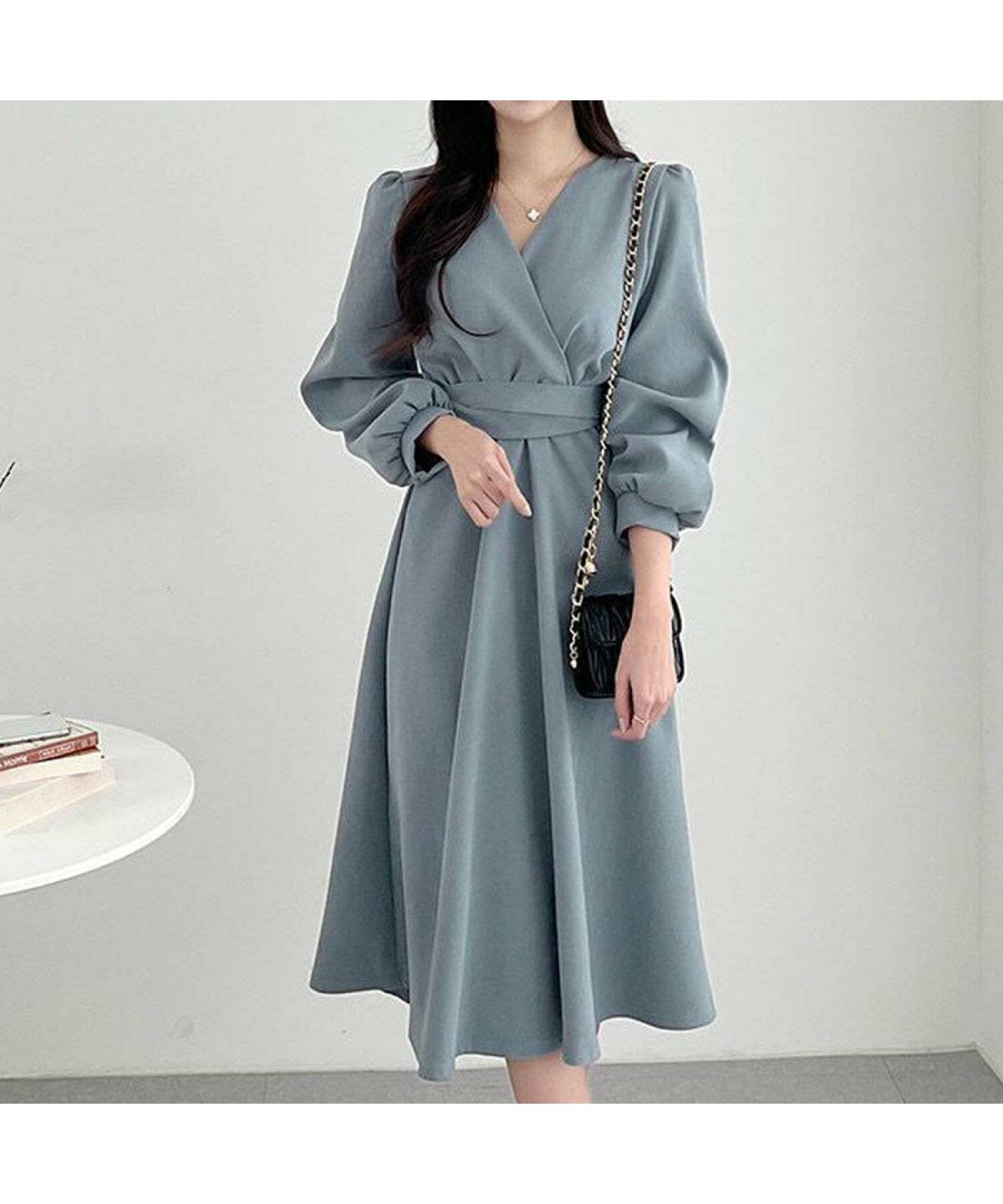 ワンピースコーデの女性