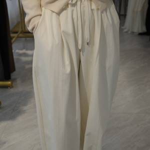 ワイドなのに細見え！ゆるカーブで洒落る「ラジエム」のイージーパンツ