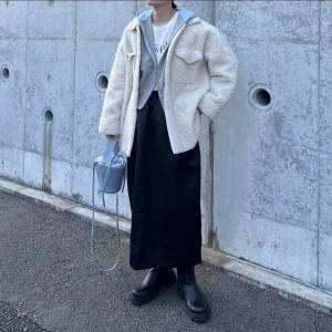  モノトーンコーデの女性 