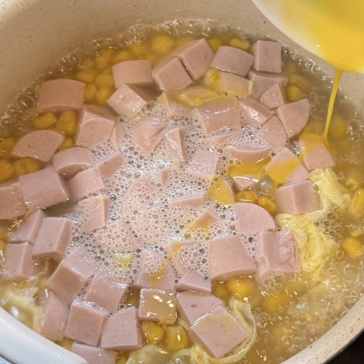 ニッスイ公式の「おさかなのソーセージ入りのコーンスープ」のレシピ