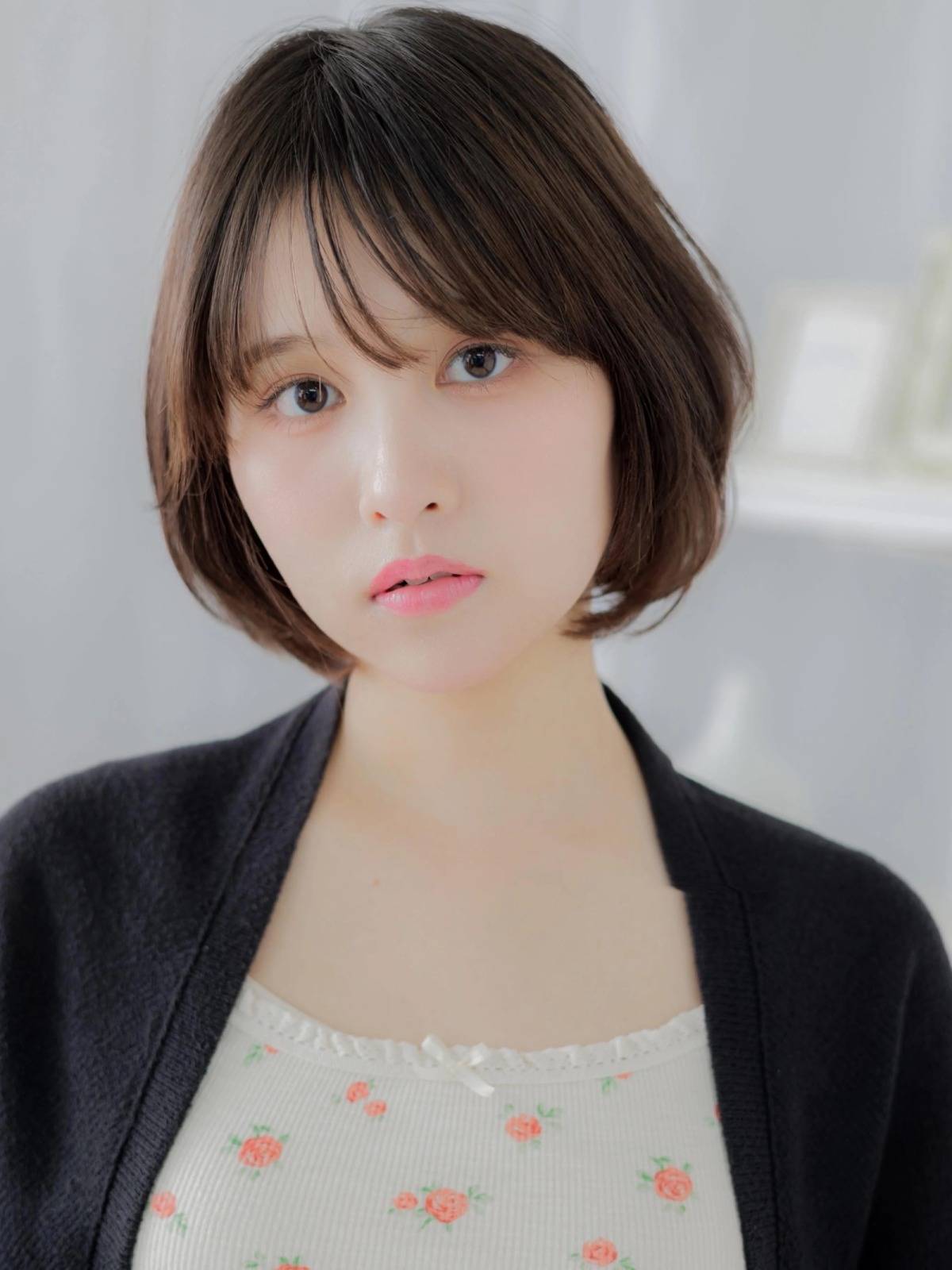 暗髪ひし形ボブ