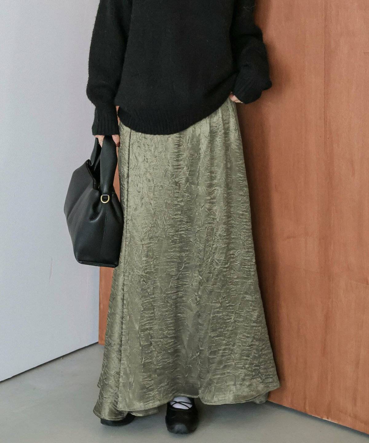 カーキスカートをはいた女性