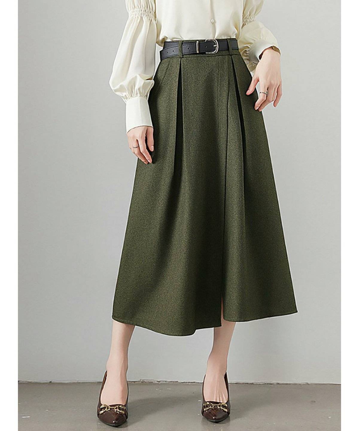 ミモレ丈カーキスカートをはいた女性