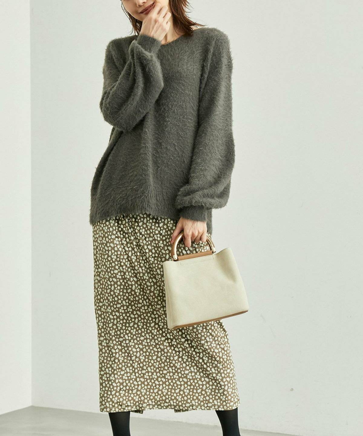 ミモレ丈カーキスカートをはいた女性