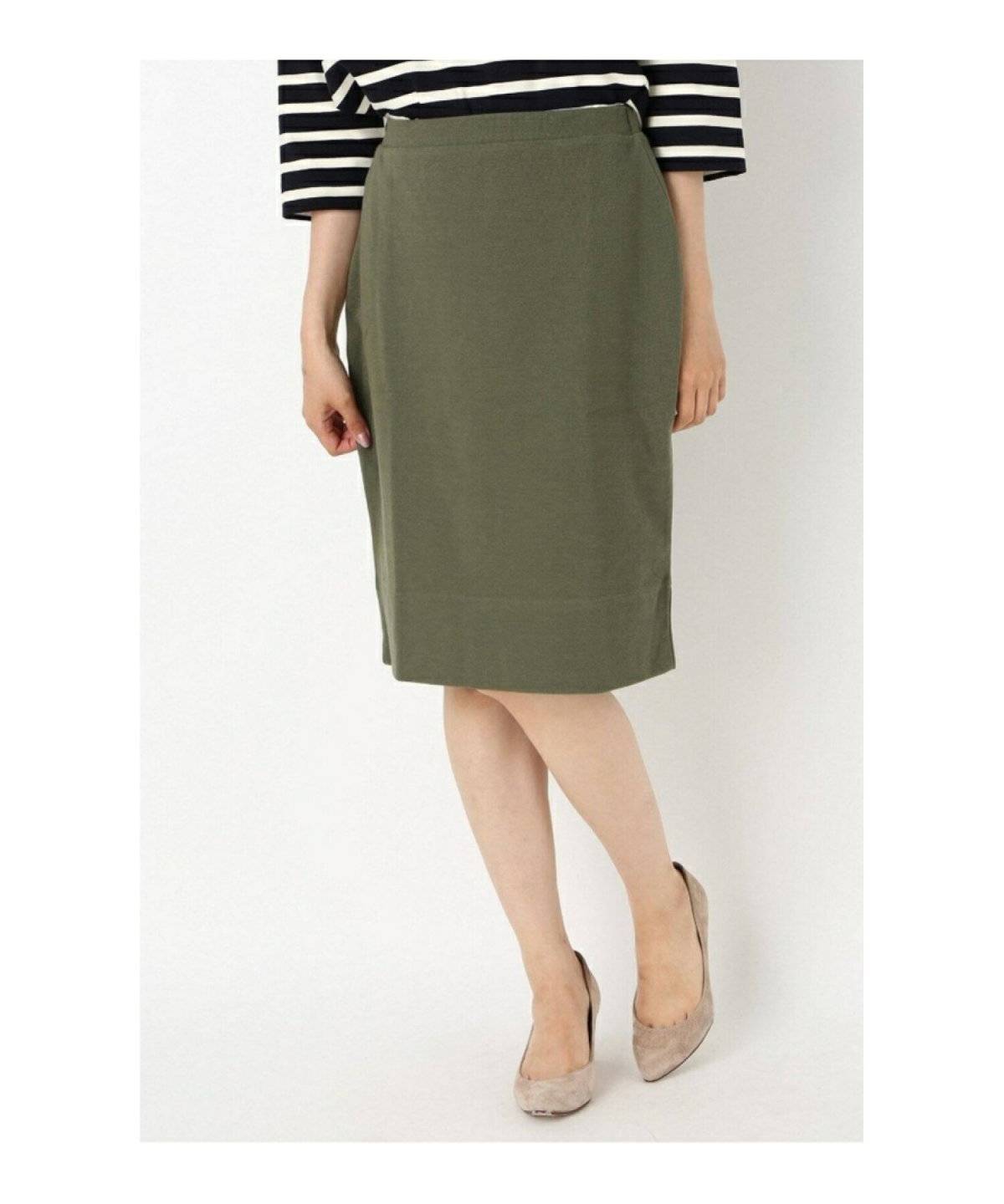 ひざ丈カーキスカートをはいた女性