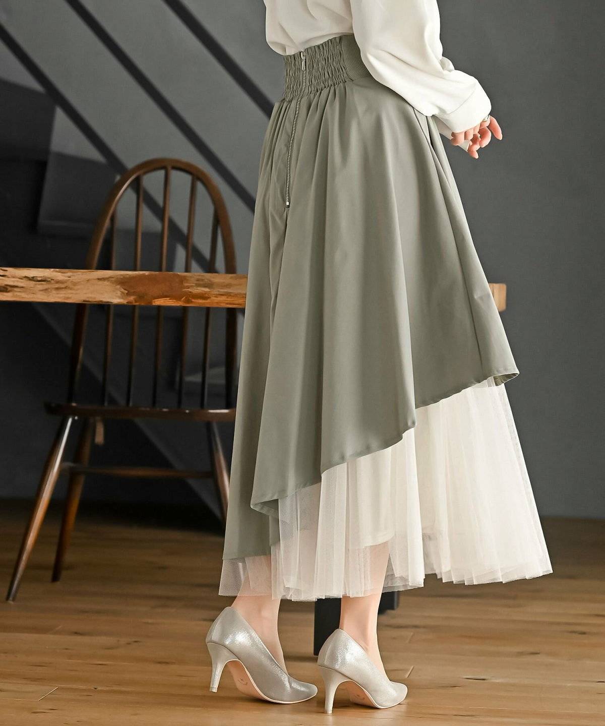 プリーツスカートをはいた女性