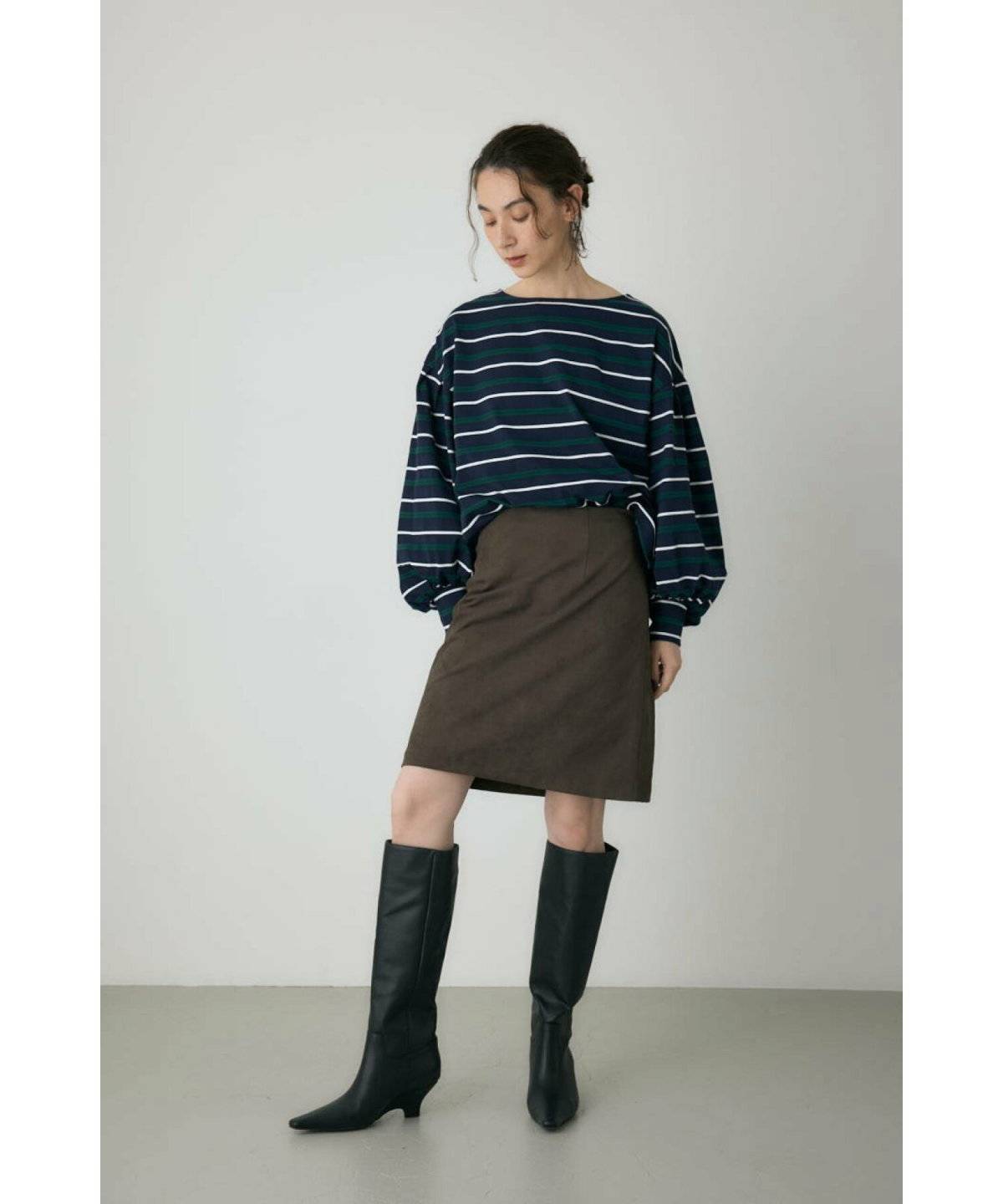 カーキのミニスカートを履いた女性