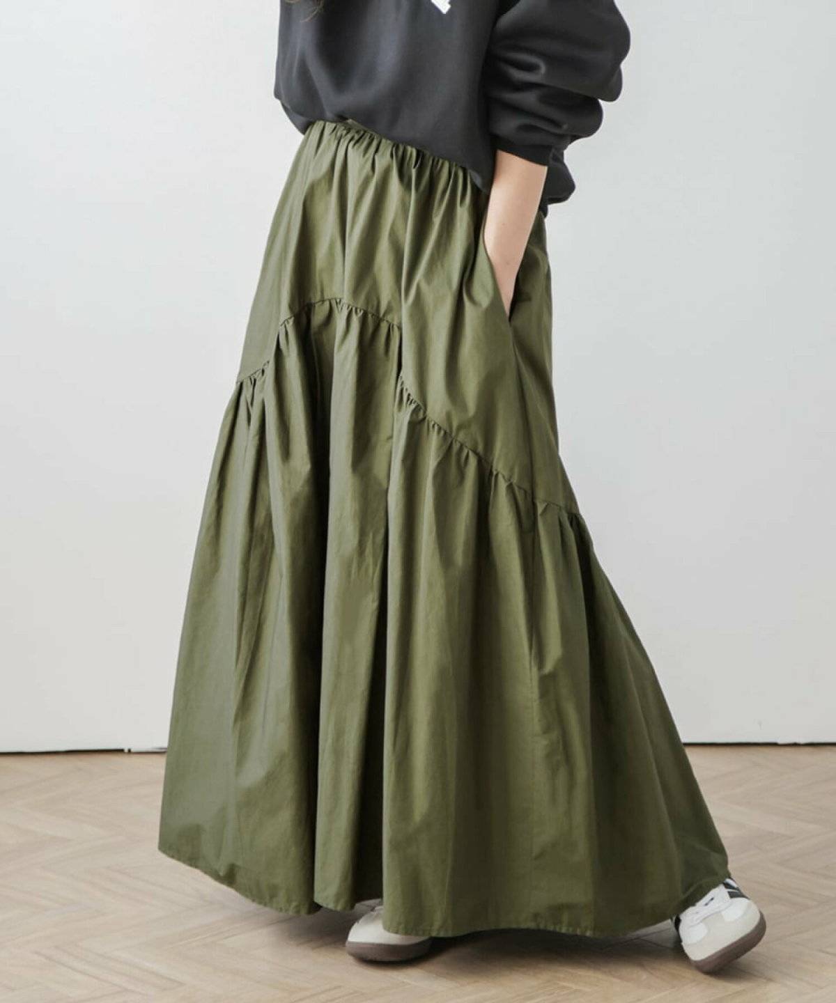 ロングスカートをはいた女性