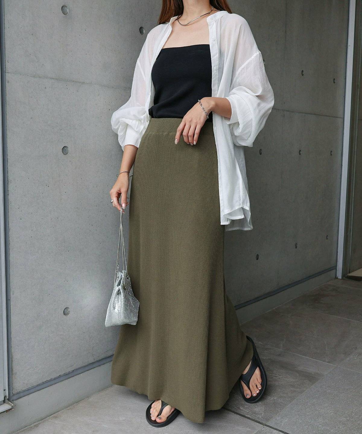 カーキのスカートを履いた女性