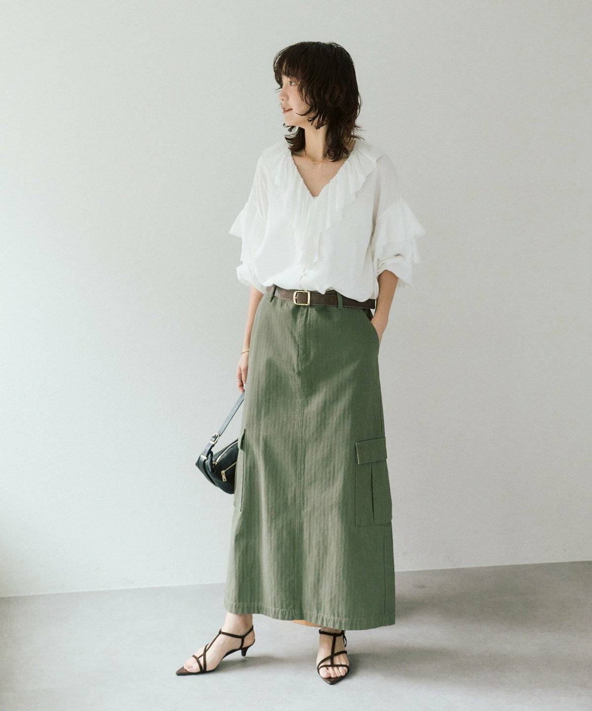 カーキスカートをはいた女性