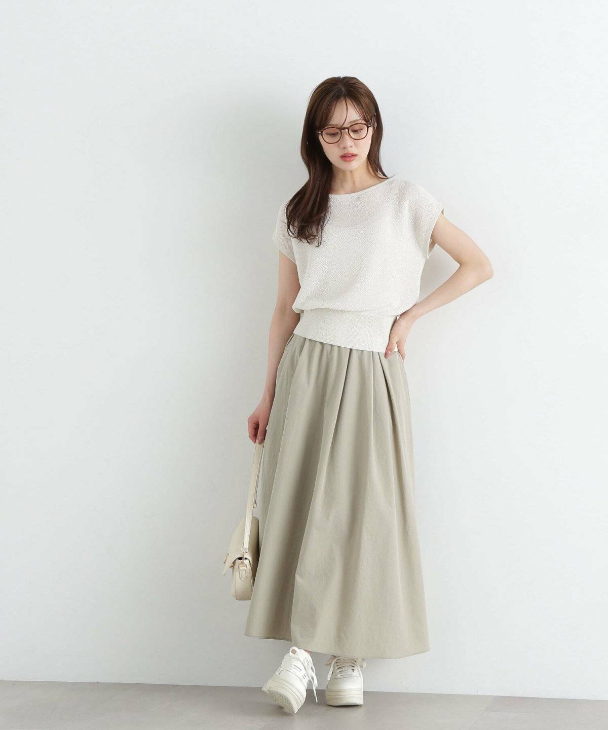 カーキのスカートを履いた女性