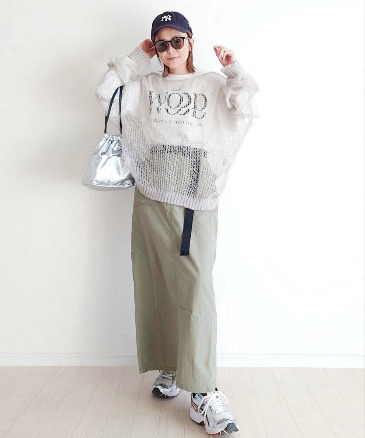 カーキのスカートを履いた女性